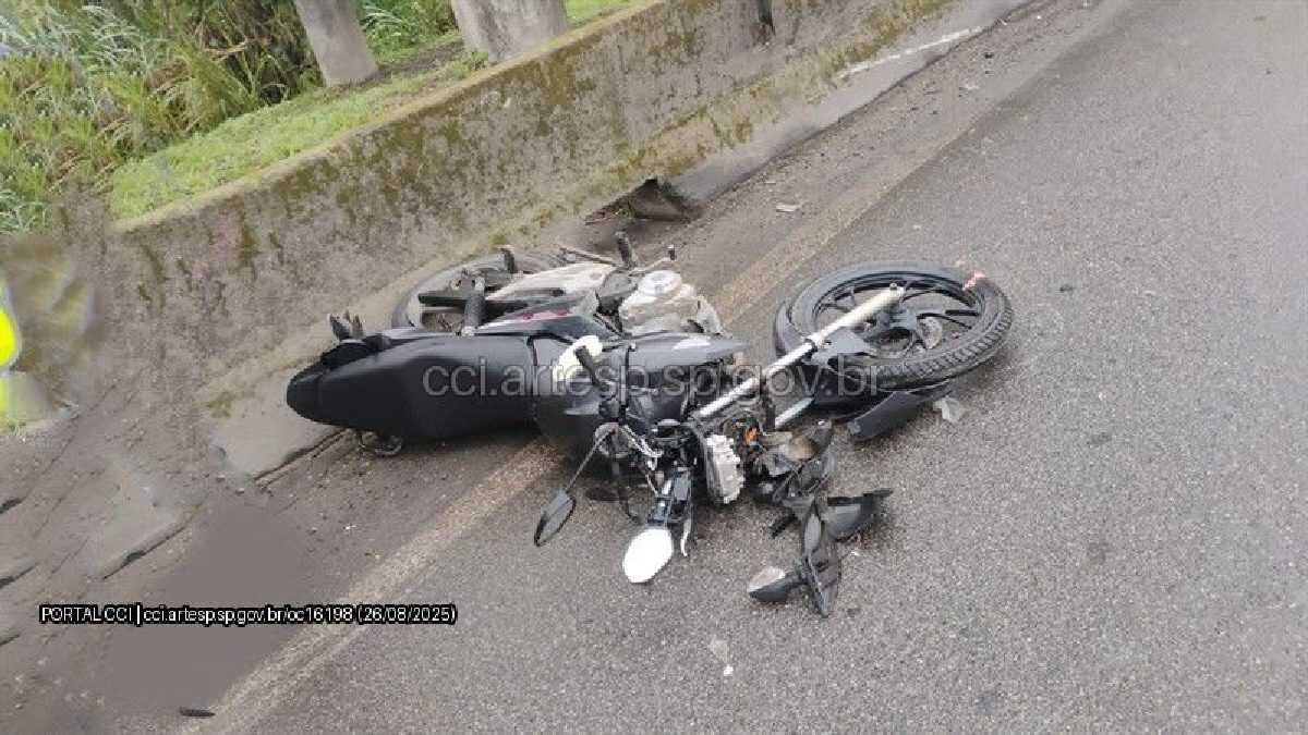 Acidente com caminhão mata duas pessoas no litoral de SP