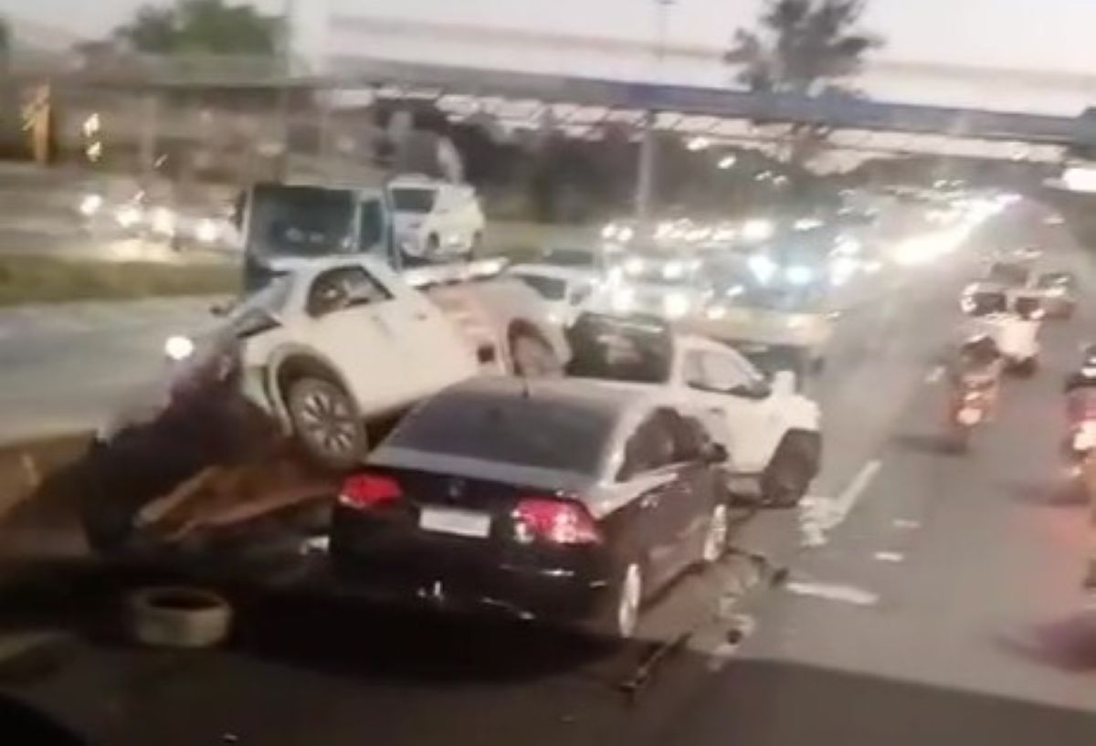 Acidente com três carros trava trânsito no Anel Rodoviário de BH