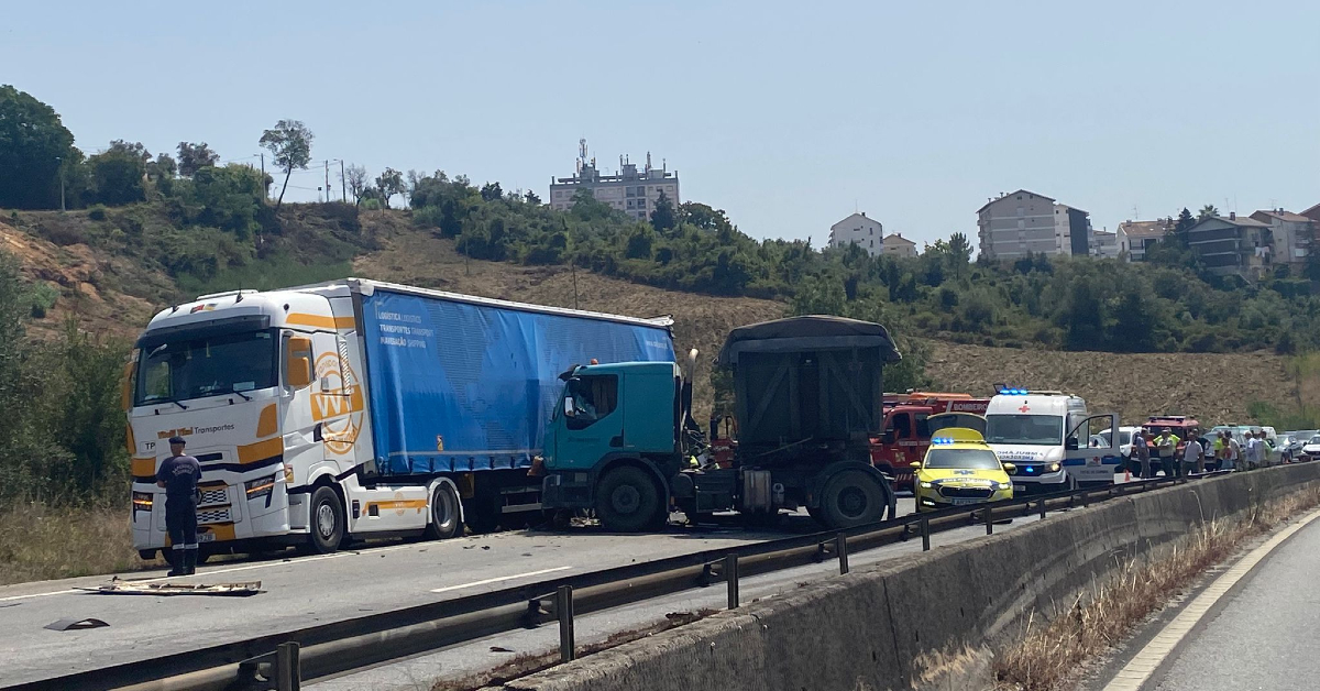 Acidente com três veículos corta IC2 em Coimbra