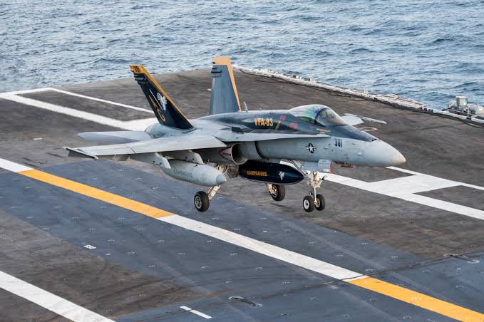 Acidente com um caça Super Hornet da US Navy – Defesa Aérea & Naval