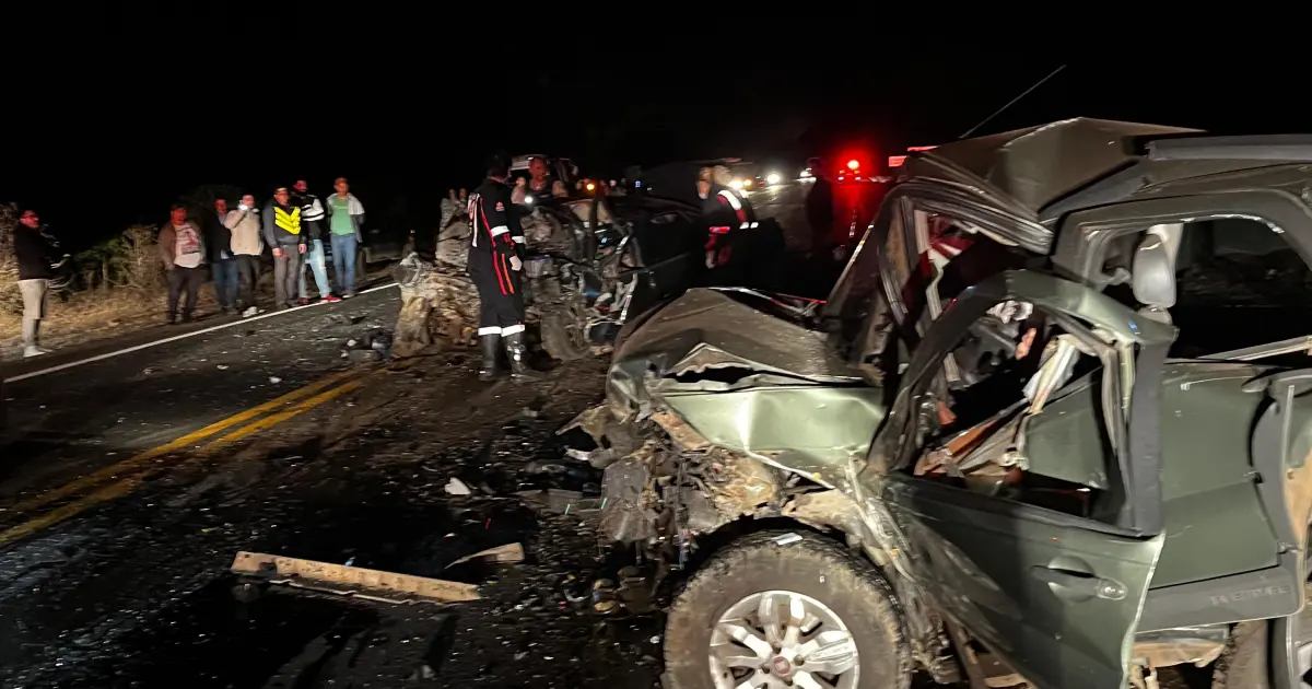 Acidente entre 4 veículos mata 8 pessoas em Guaxupé