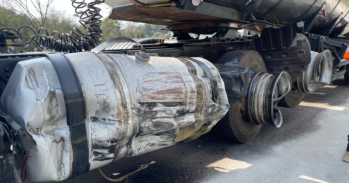 Acidente entre caminhão e caminhonete causa bloqueio na BR-386