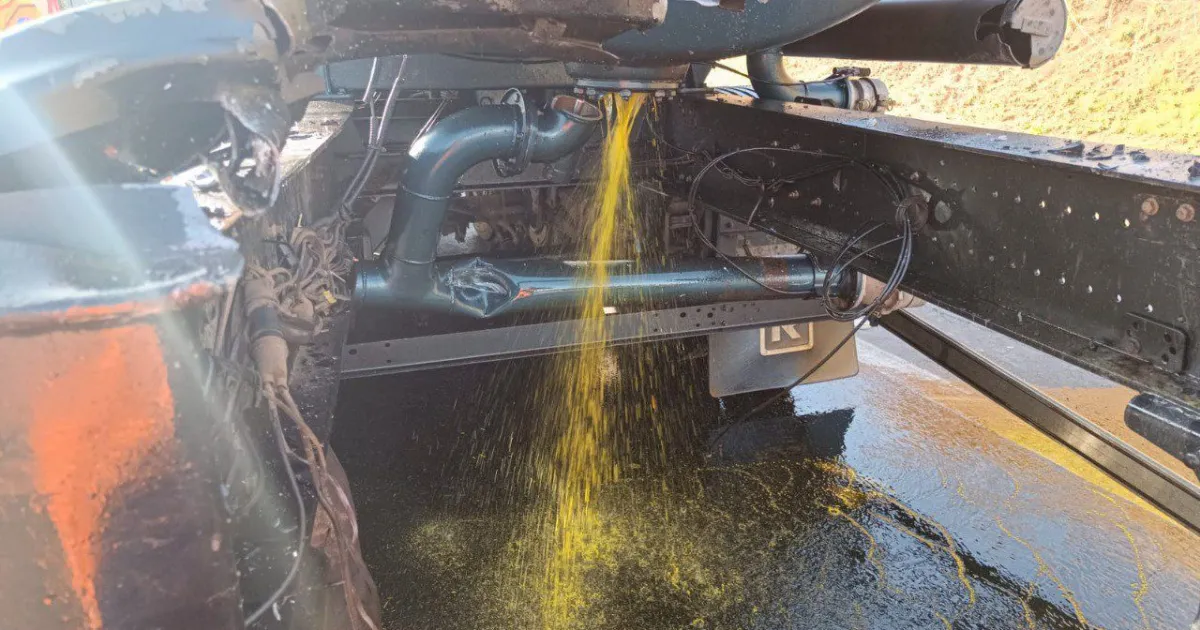 Acidente entre caminhão-tanque e caminhonete gera vazamento de biodiesel na BR-262, em Juatuba