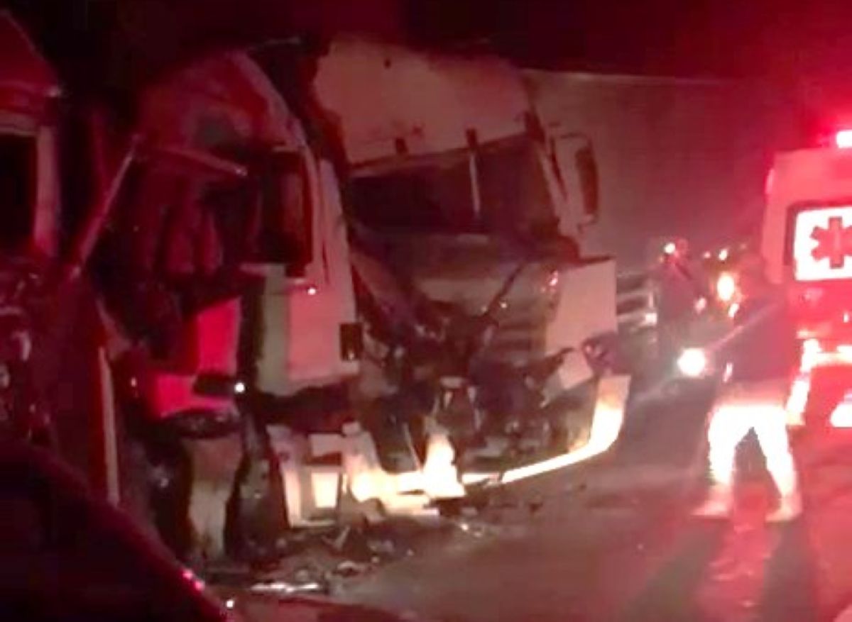Acidente entre caminhões interdita a BR-381, em MG