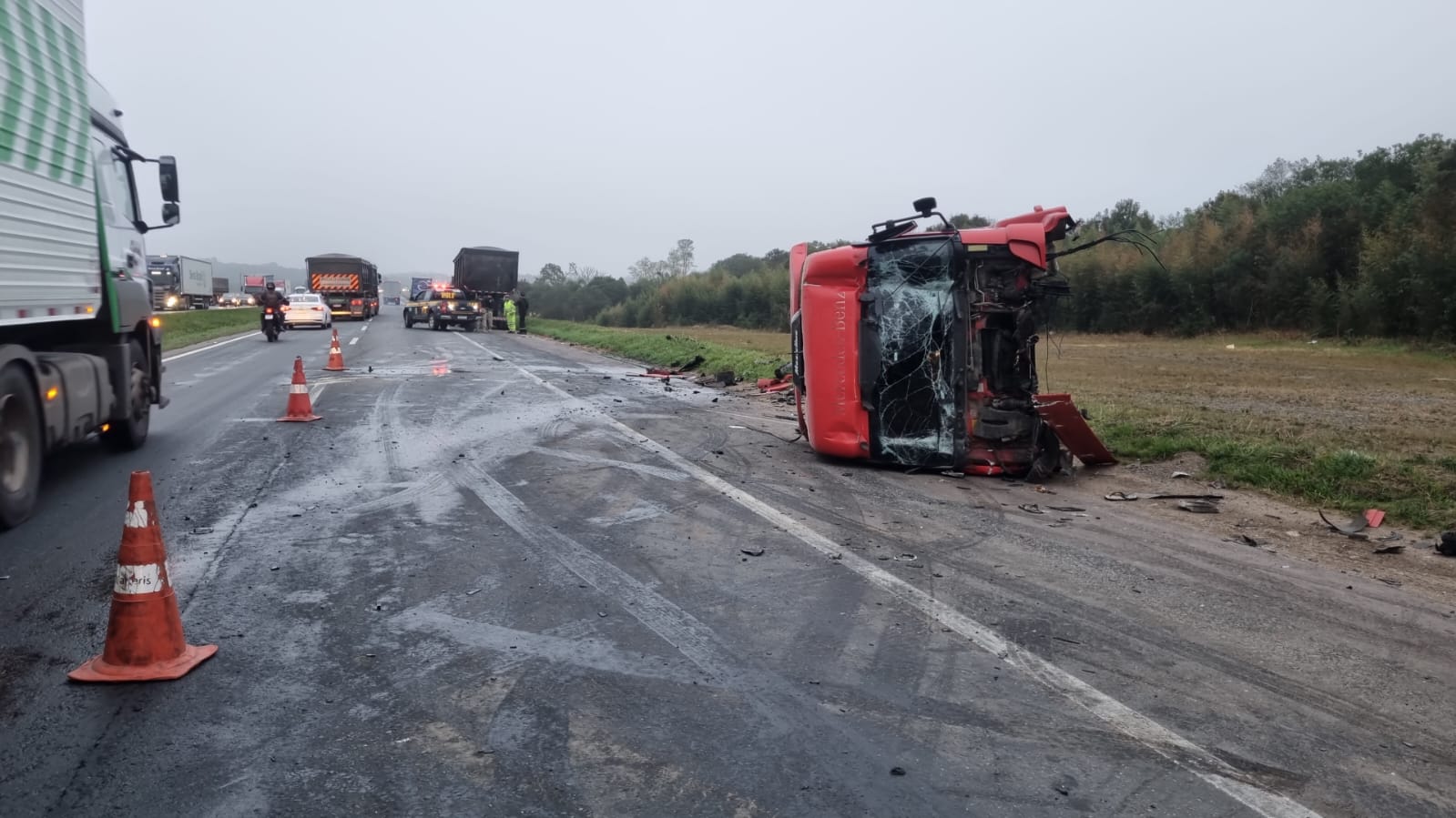 Motorista fica gravemente ferido após cabine se soltar em batida entre caminhões no Contorno Leste; fila chegou a 13 km
