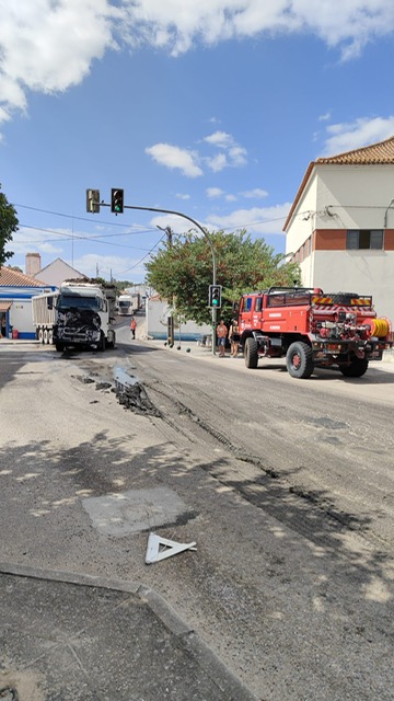 Acidente entre dois pesados que só param numa casa (c/fotos)