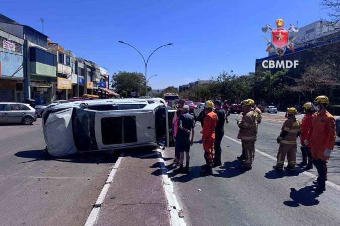 Acidente envolvendo três carros na W3 Norte deixa uma pessoa ferida