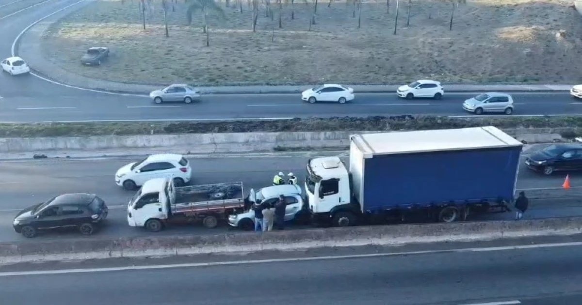 Acidentes no Anel Rodoviário deixam mulher morta, feridos e trânsito lento em BH