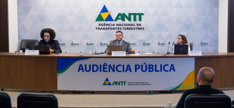 Foto da mesa com as autoridades da audiência pública no auditório da ANTT