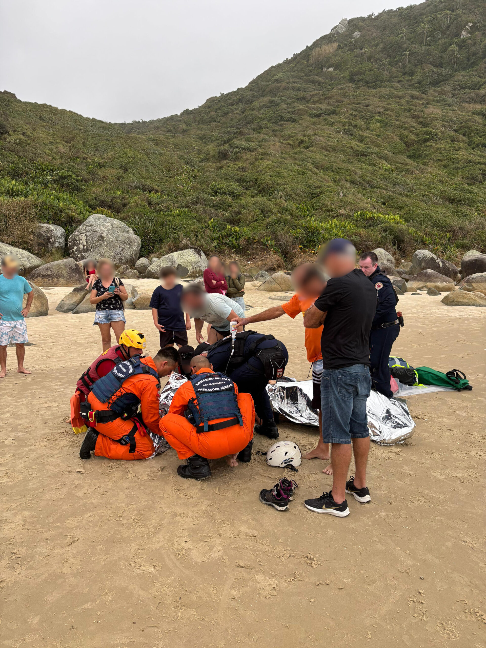 CBMSC ACIONA EQUIPES DE RESGATE AÉREO, TERRESTRE E AQUÁTICO EM ACIDENTE COM PARAPENTE EM FLORIANÓPOLIS