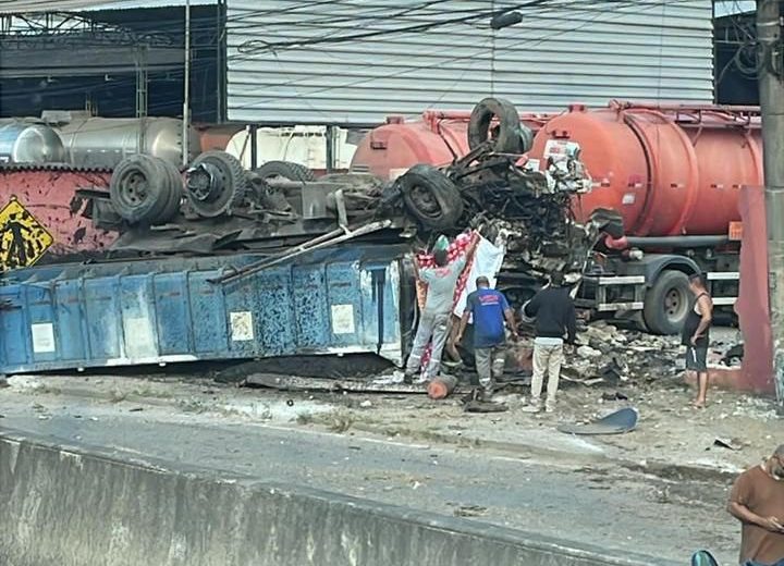 Caminhoneiro morre preso às ferragens após acidente na BR 262 em Viana