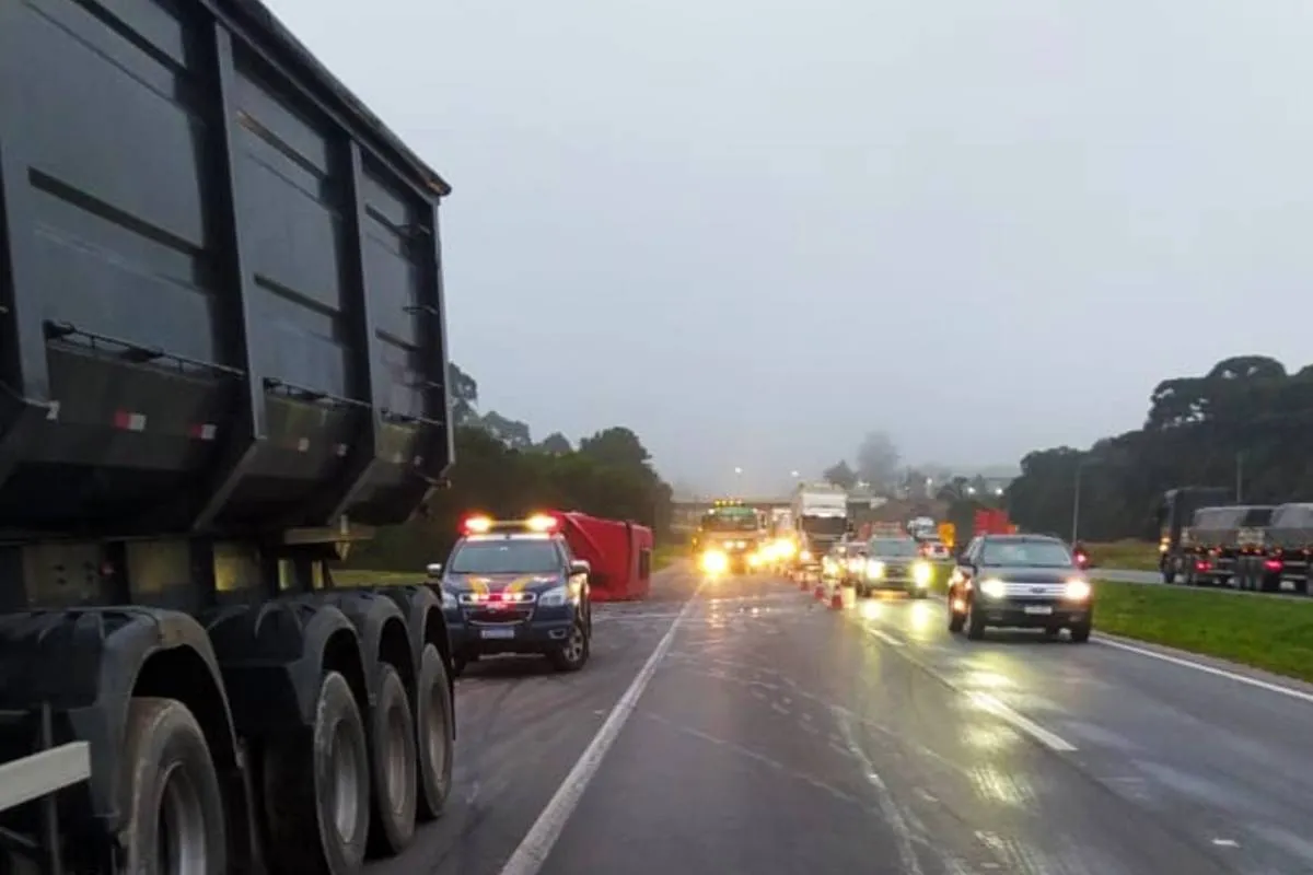 Contorno Leste tem pista interditada após acidente com gigantes