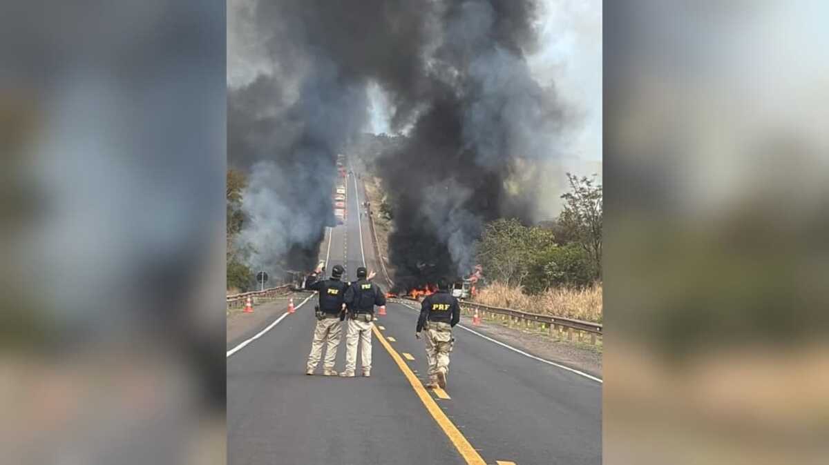 Duas carretas explodem após acidente na BR-163, em Anhanduí (vídeo)