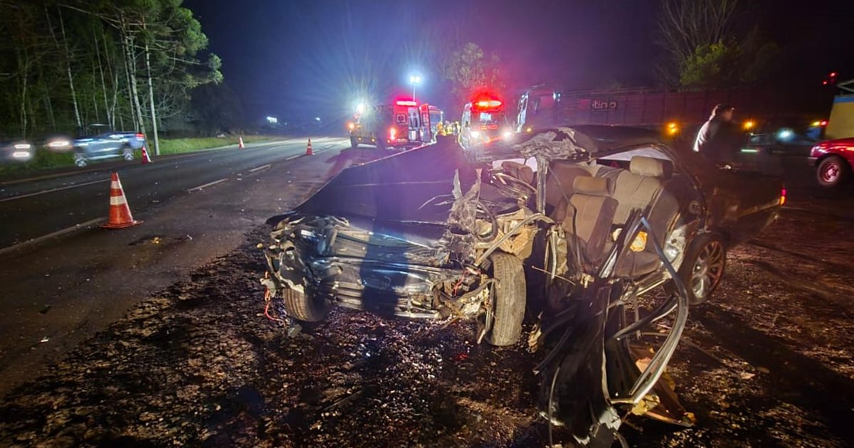 Duas pessoas ficam feridas em acidente entre caminhão e dois carros na BR-386