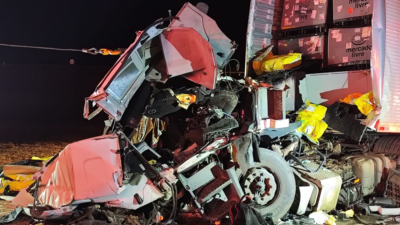 Grave acidente deixa caminhoneiro morto na Washington Luís, em São Carlos
