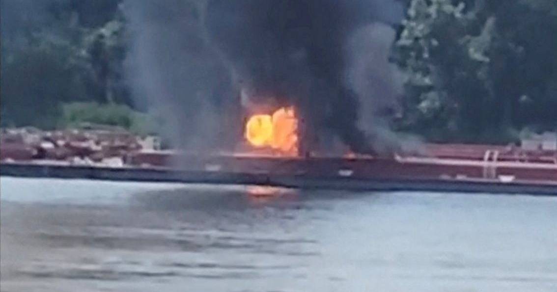 Helicóptero cai no rio Mississippi sobre uma embarcação, acidente causa 2 mortos