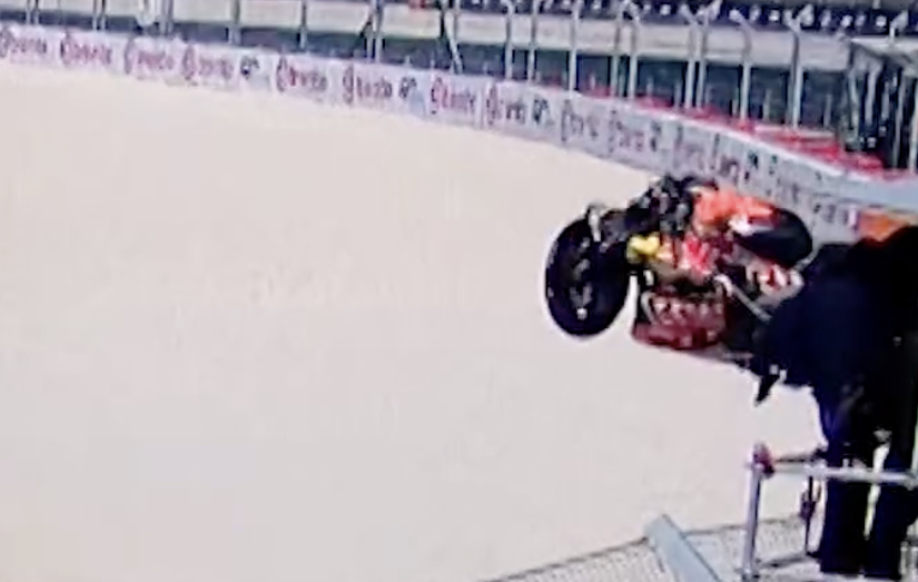 Impressionante: cameraman evita colisão com moto "voadora" após acidente - OJOGO.pt