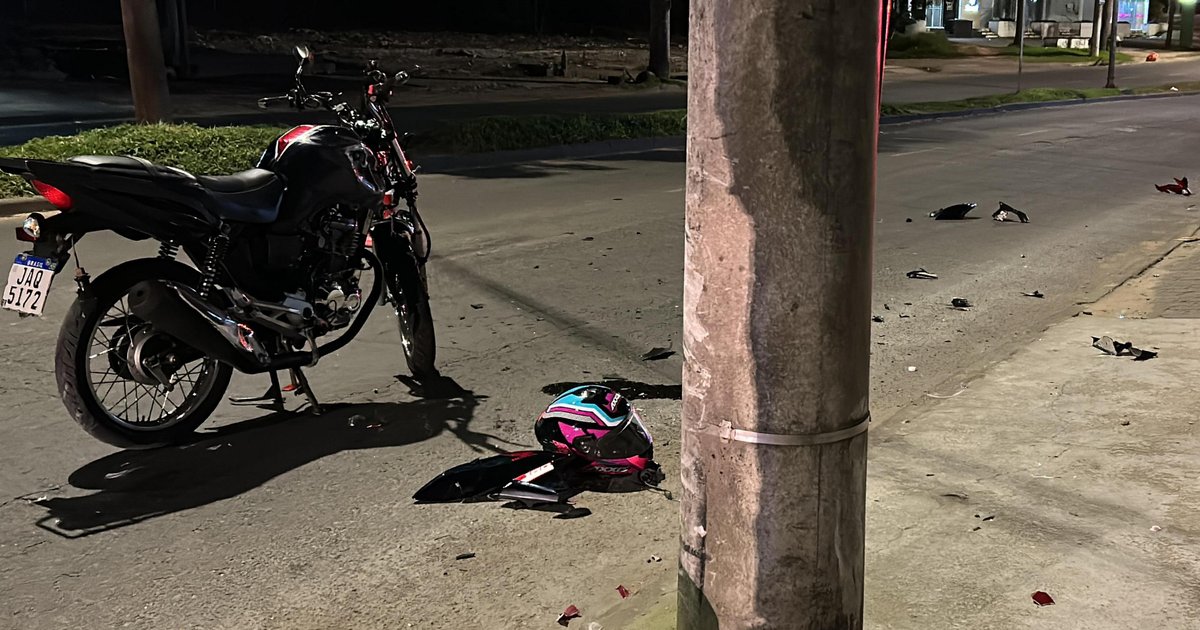 Jovem de 22 anos morre após moto bater em poste na Lomba do Pinheiro