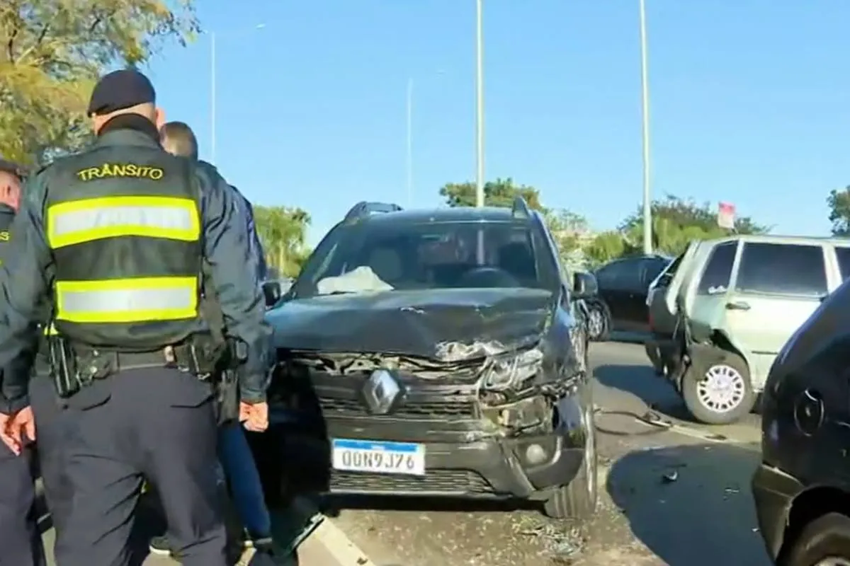 Linha Verde tem acidente com 7 veículos e faixas bloqueadas