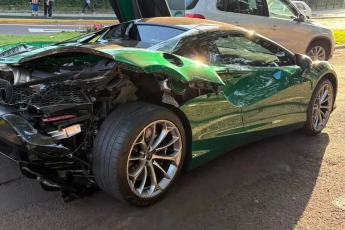 McLaren se envolve em acidente no Paraná: "Sabe quanto custa?"