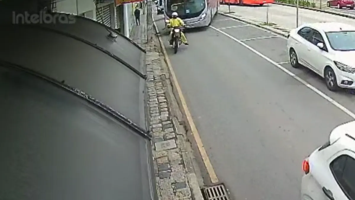 Motociclista escapa de raspão de acidente com ônibus em Curitiba