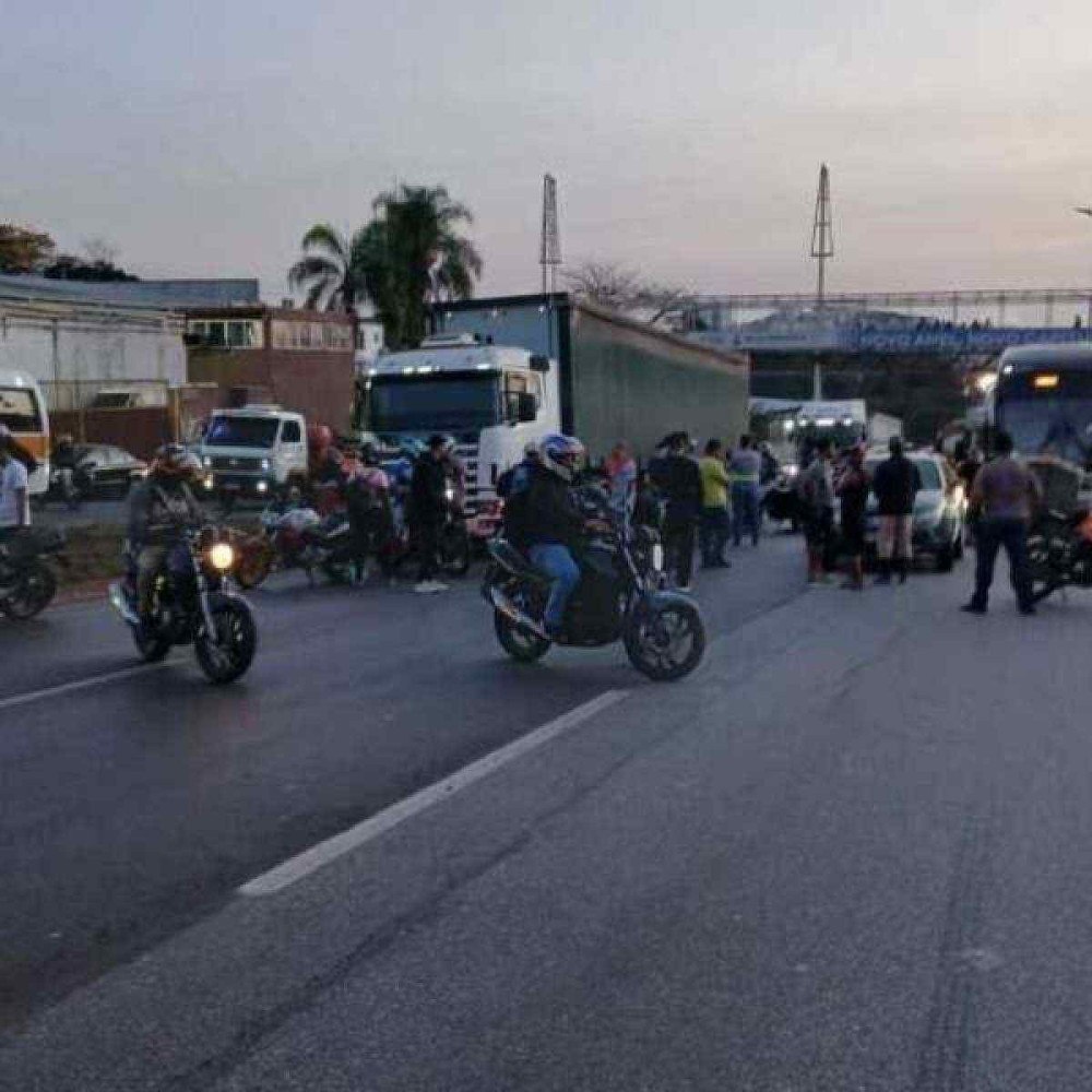 Motociclista morre em acidente com carreta no Anel Rodoviário de BH