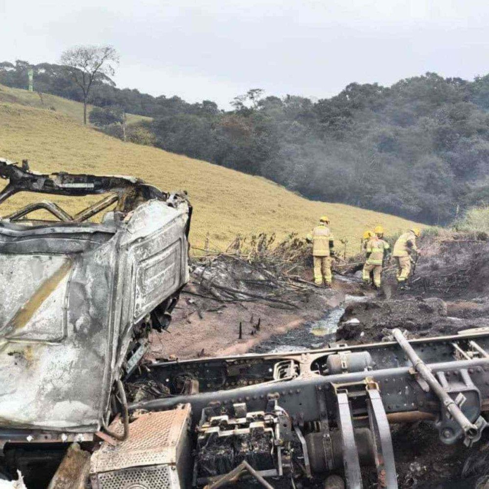 Motorista de caminhão-tanque morre em acidente na BR-040, em Congonhas