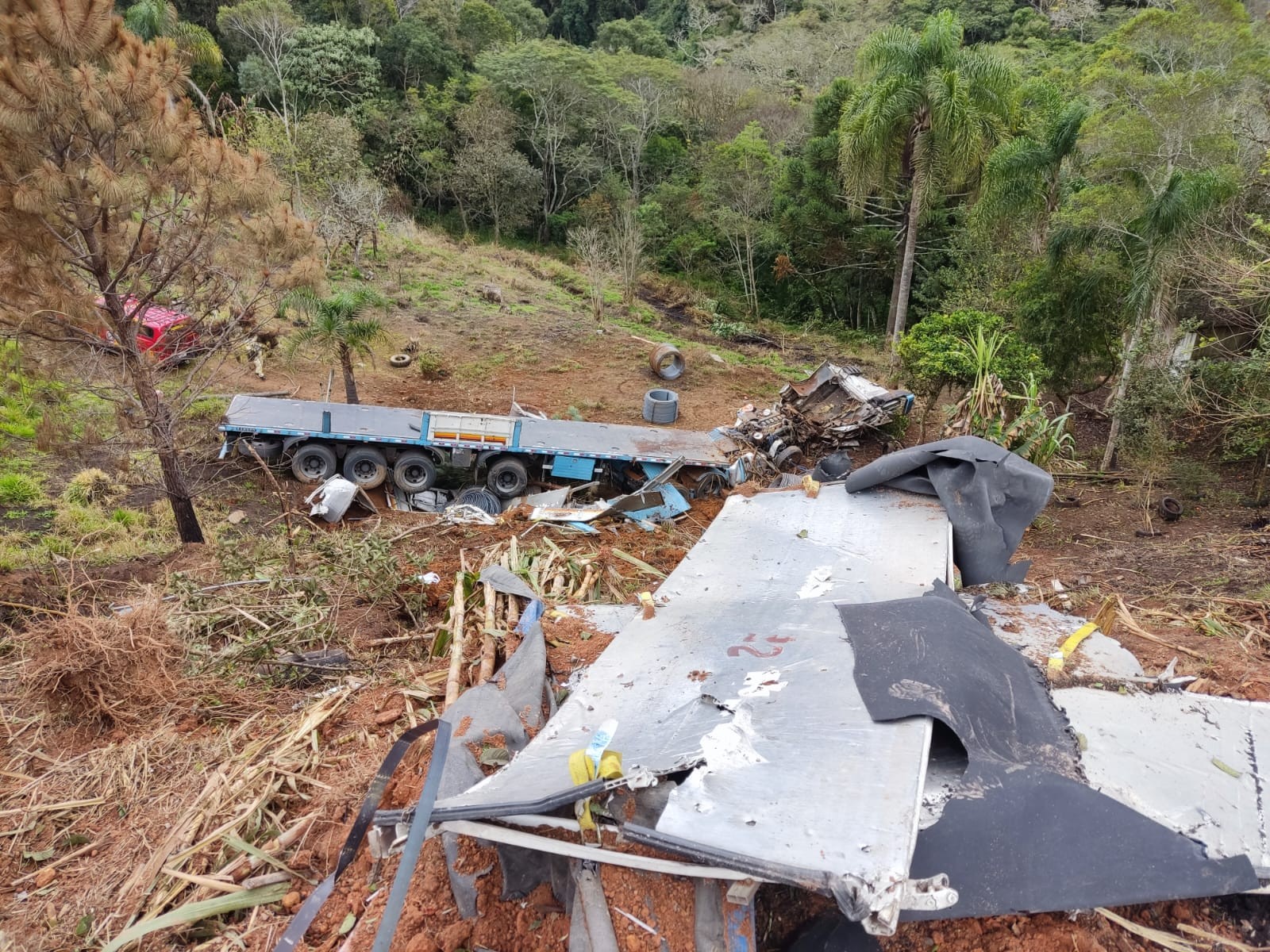Motorista sai ileso de acidente que deixou carreta destruída no PR: 'Só vi tudo fazendo volta' - G1