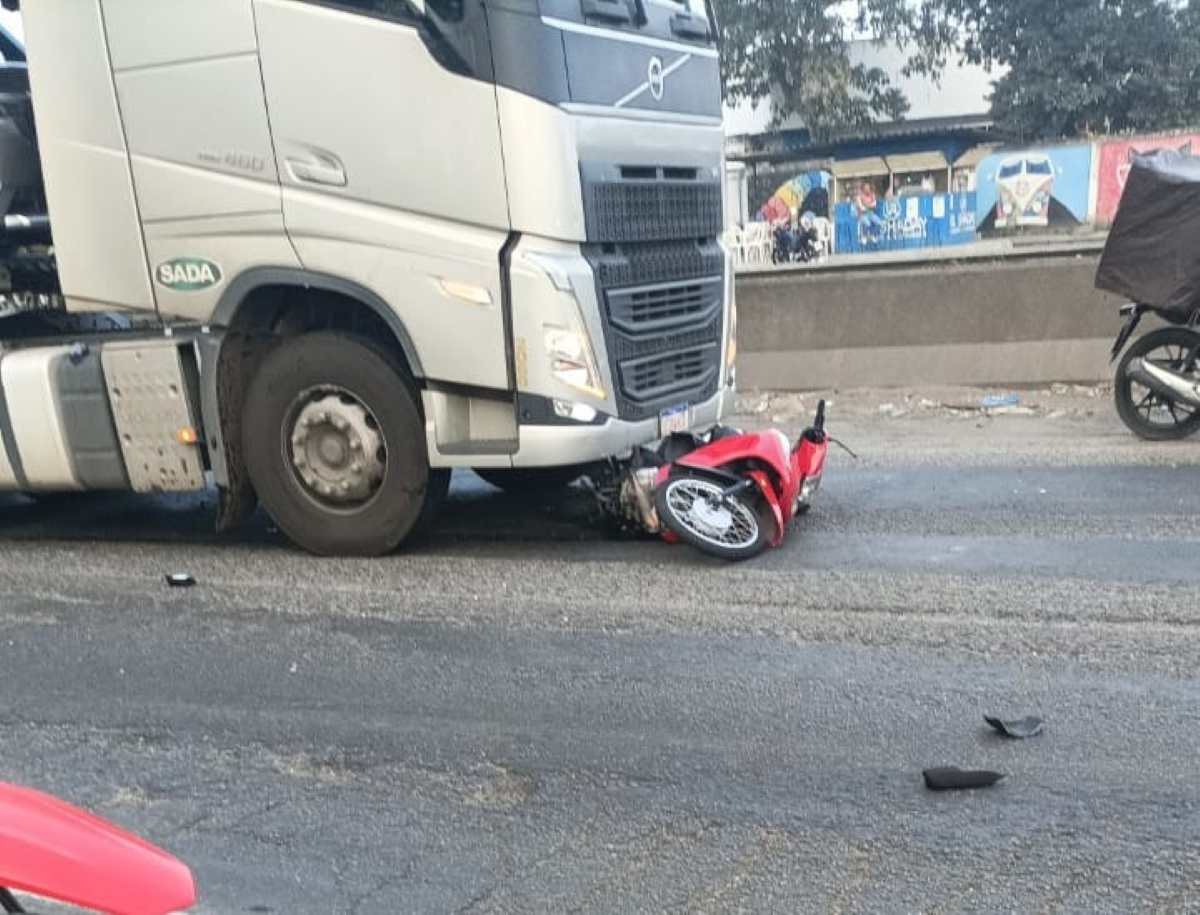 Mulher fica gravemente ferida em acidente de moto na Avenida Eduardo Fróes da Mota
