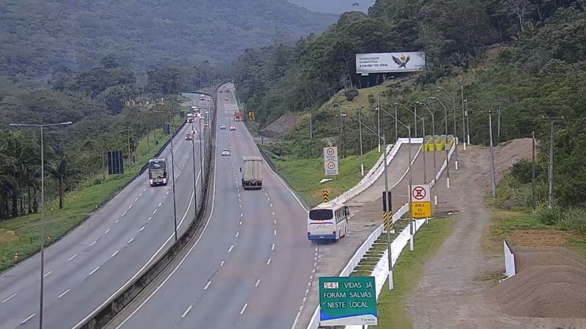 Ônibus fica sem freio em descida de serra e manobra evita acidente na BR-376