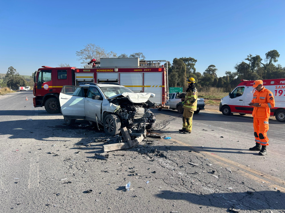 Portal Arcos - Bombeiros de Arcos atendem acidente grave envolvendo caminhonete e carreta