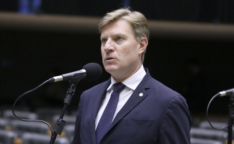 Deputado Padovani fala ao microfone