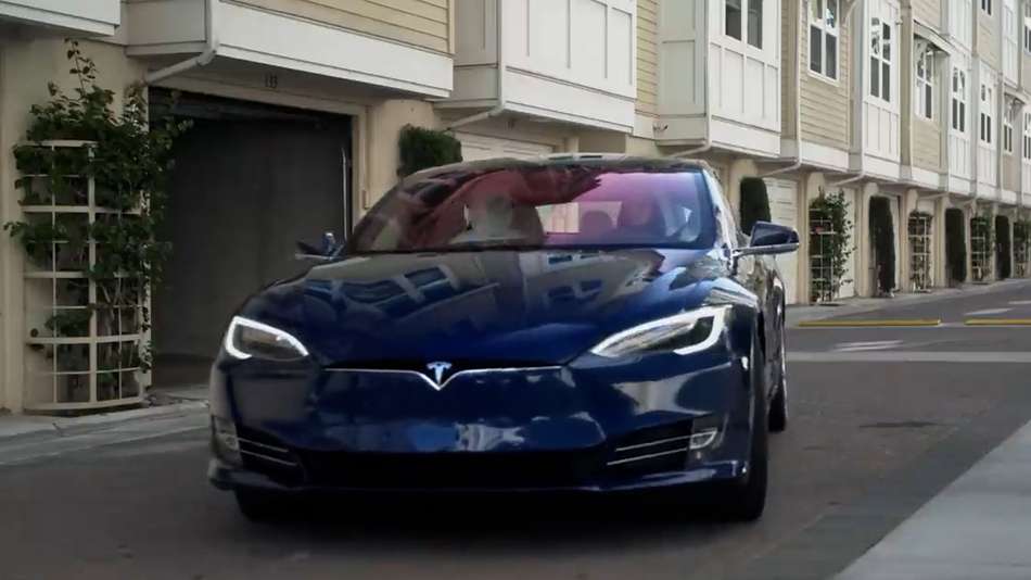 Tesla é condenada em US$ 243 milhões por acidente fatal envolvendo piloto automático