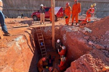 Trabalhador cai em buraco em obra no Lago Norte -  (crédito: CBMDF/Divulgação)