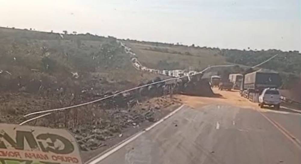 VÍDEO: acidente na BR 364, entre Vilhena e Pimenta Bueno, teria deixado caminhoneiro morto; PRF e agência funerária acionadas