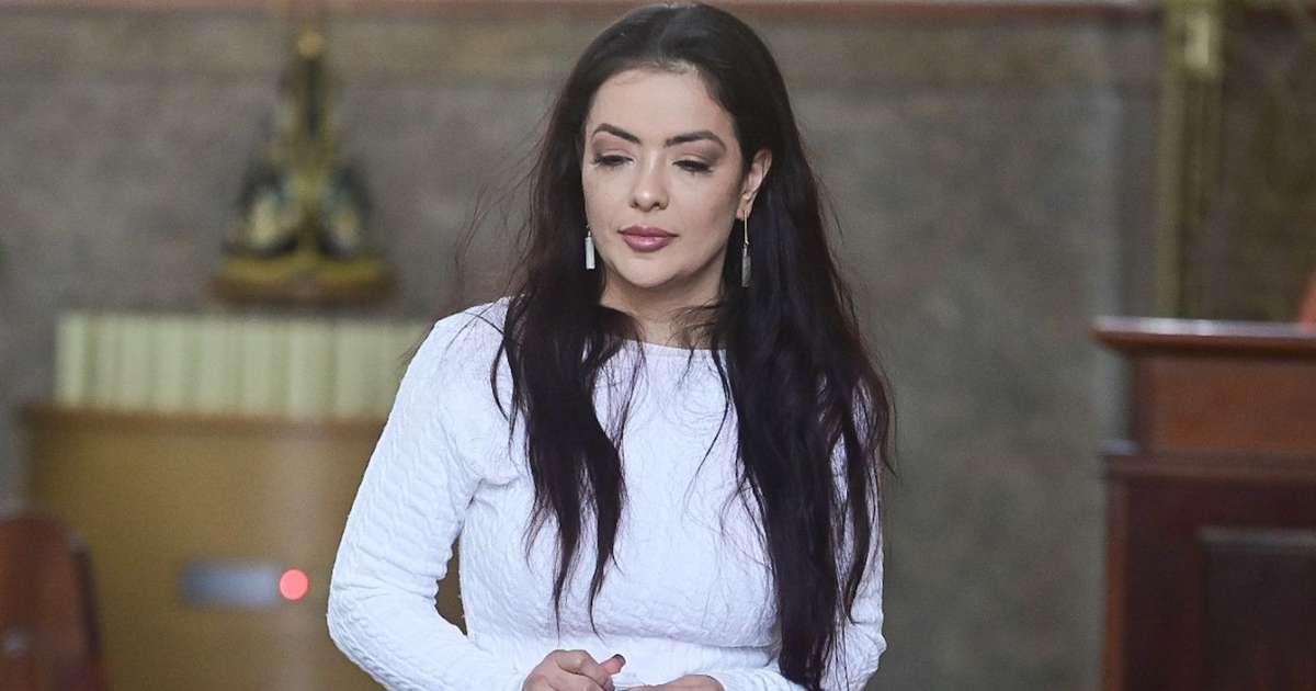 Abalada, Li Martins chora e é amparada por amigos em missa de sétimo dia de JP Mantovani, morto em acidente trágico de moto. Fotos!