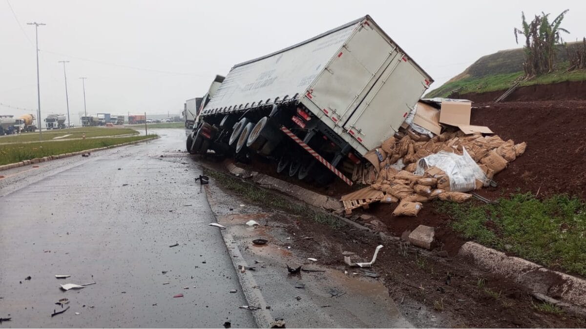 Acidente com caminhão carregado de leite em pó deixa um morto na BR-282 no Oeste de SC