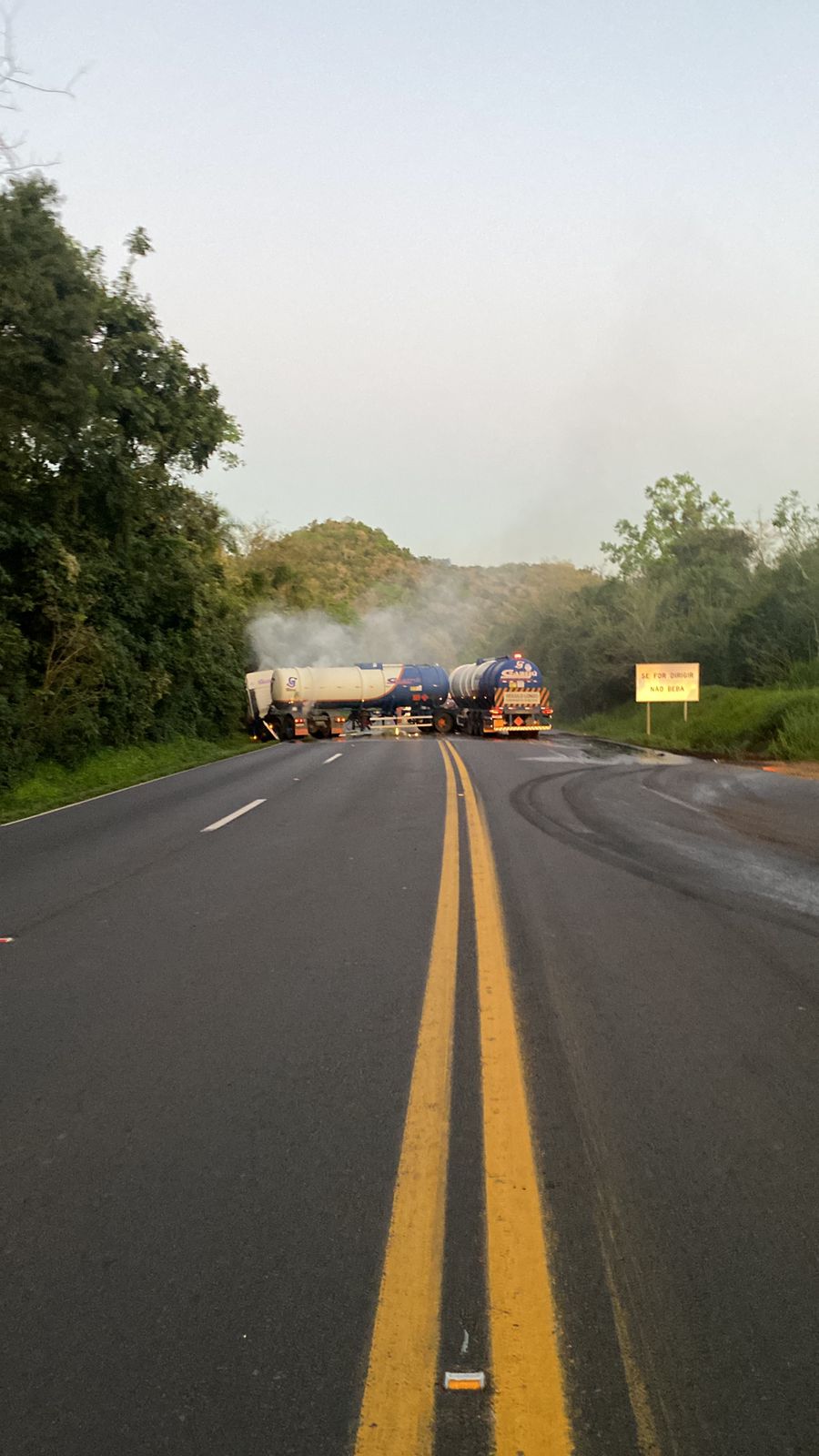 Acidente com carreta bloqueia BR-386 em Pouso Novo