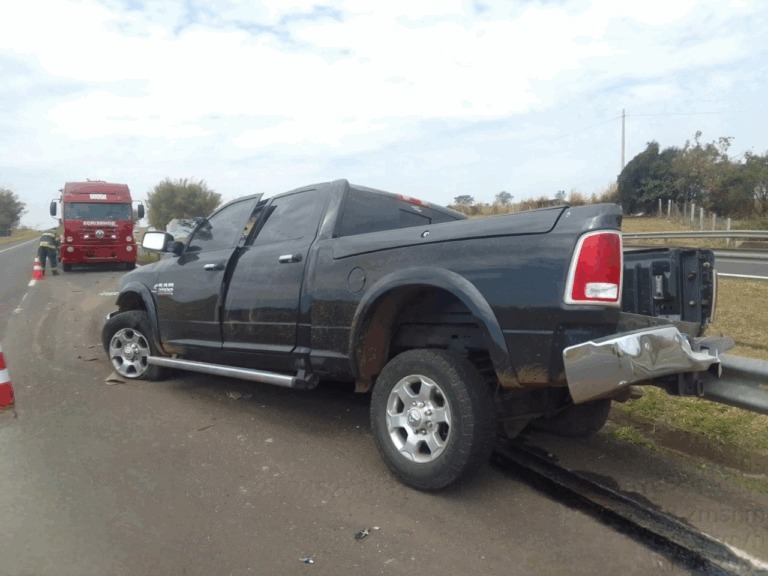 Acidente com picape de luxo deixa um morto e quatro feridos