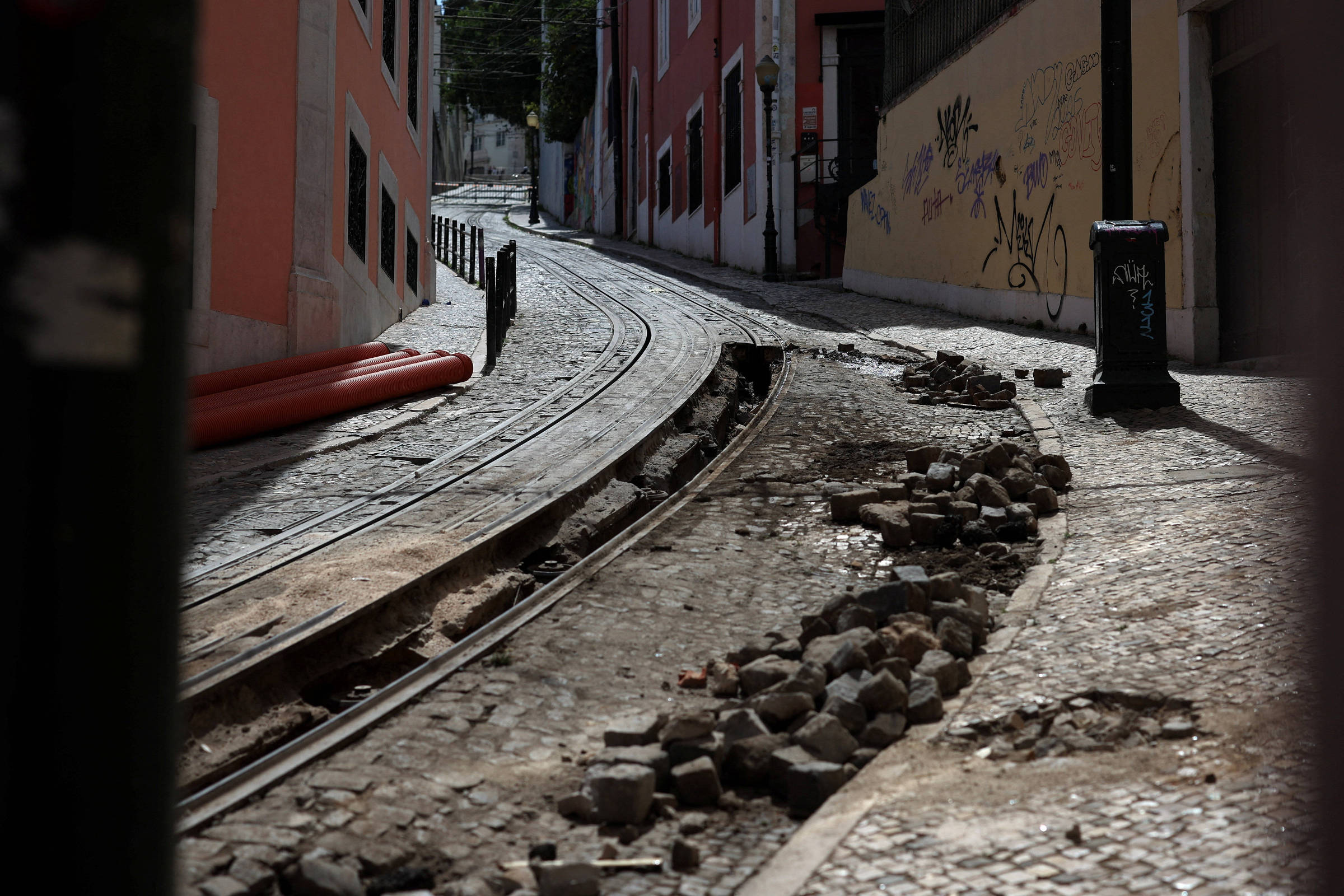 Acidente em Lisboa foi causado por desconexão de cabo - 06/09/2025 - Mundo