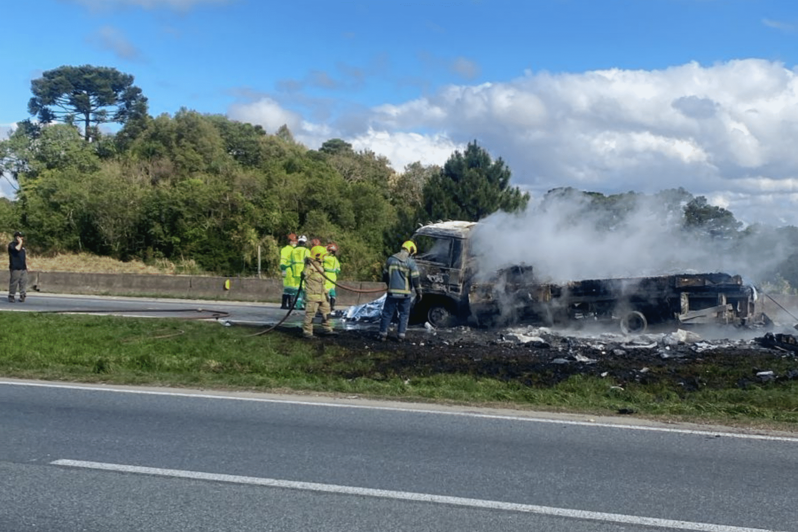 Acidente entre caminhões e motocicleta interdita BR-116, no Contorno Leste – CBN Curitiba – A Rádio Que Toca Notícia