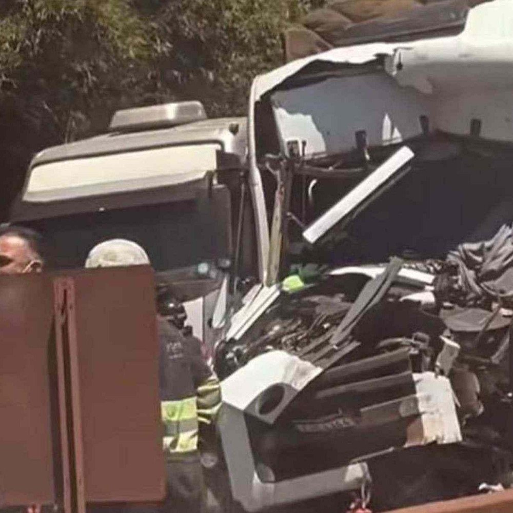 Acidente entre carretas mata motorista e interdita a BR-381