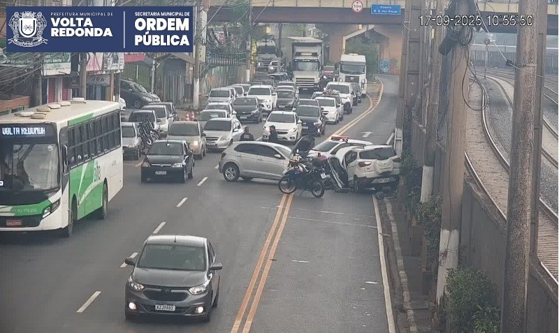 Acidente entre dois carros deixa três feridos em Volta Redonda - G1 - Globo