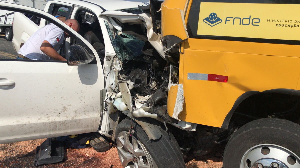 Acidente entre ônibus e caminhonete deixa motorista morto e estudantes feridos