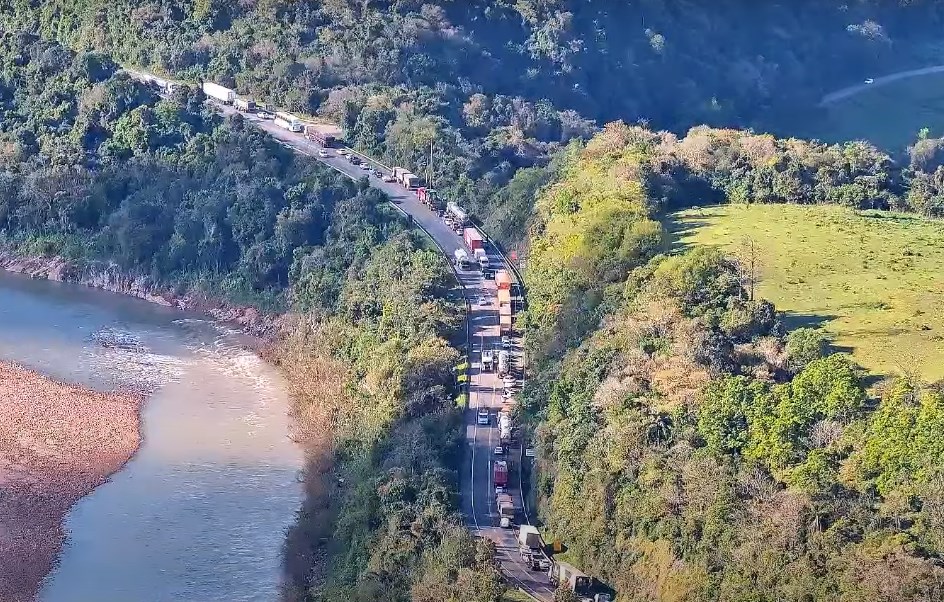 Acidente entre quatro veículos causa 5 km de filas na Serra de Pouso Novo
