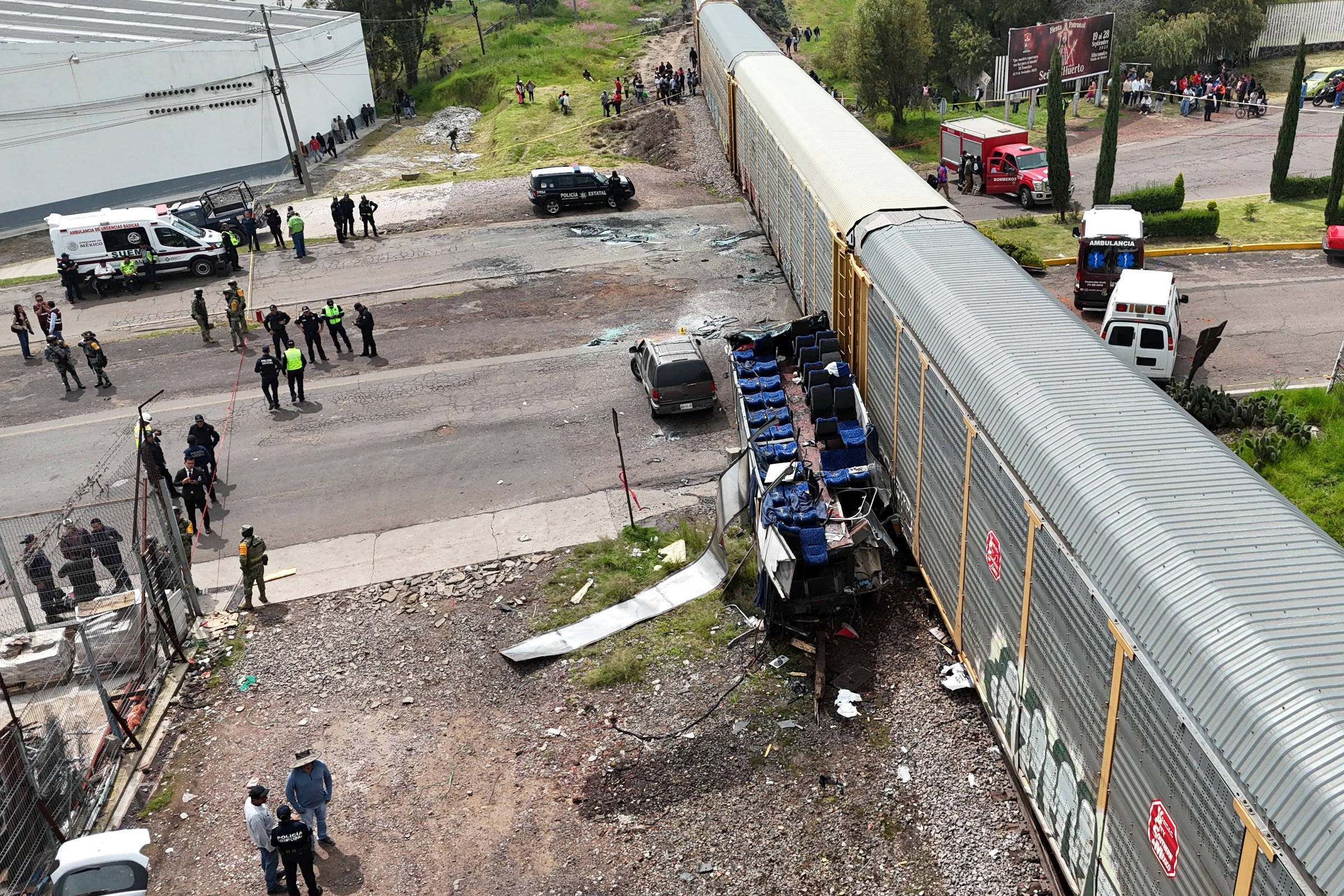 Acidente entre trem e ônibus deixa 10 mortos no México - 08/09/2025 - Mundo