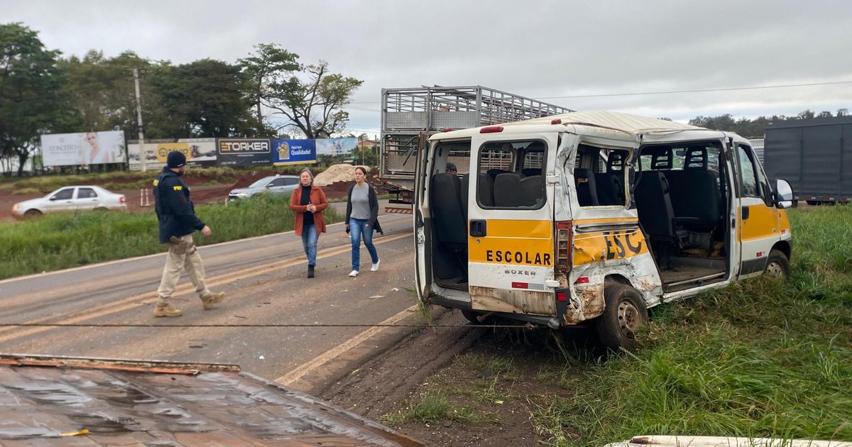 Acidente entre van escolar e caminhão deixa cinco jovens feridos na BR-285, em Ijuí