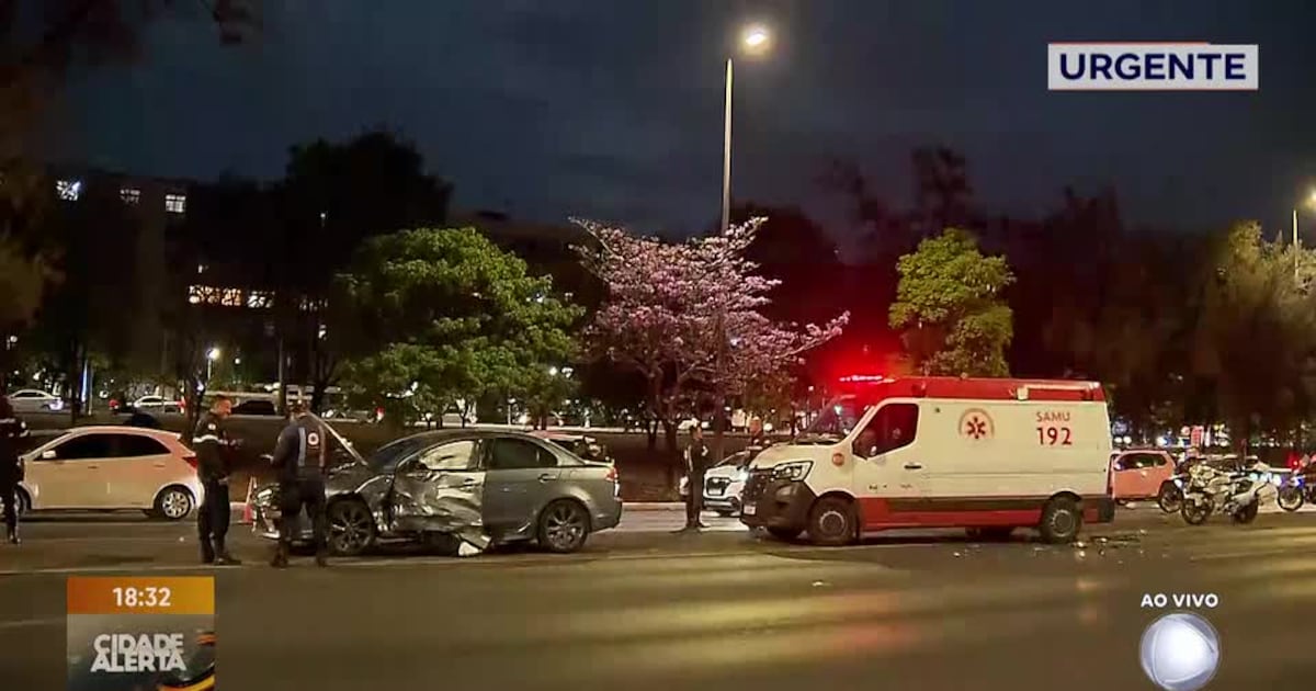 Acidente envolvendo ambulância deixa uma pessoa ferida no Eixão, em Brasília – Noticias R7