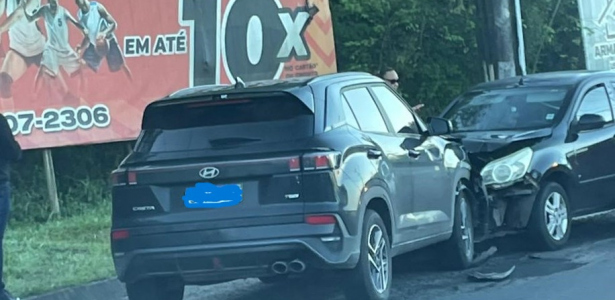 Acidente frontal entre dois carros complica trânsito na Avenida Luiz Rosso, em Criciúma - Segurança