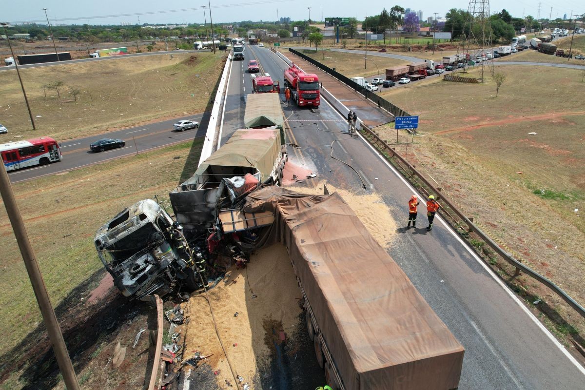Acidente matou caminhoneiro carbonizado deixou congestionamento em MS